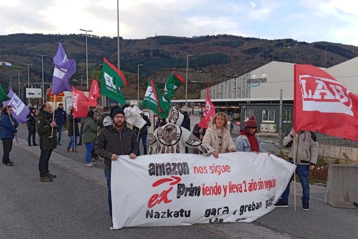 Trabalhadores da Amazon em greve manifestam-se junto ao centro logístico de Trapagaran, a 4 de Janeiro de 2024