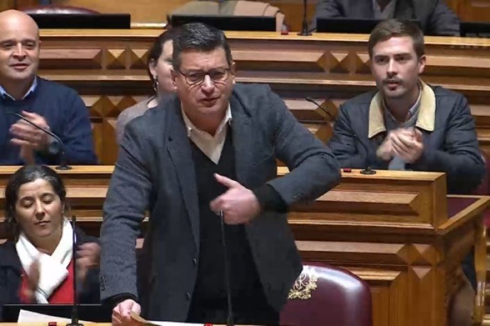 Bruno Dias, deputado do PCP, a intervir na AR durante o debate sobre os CTT, a 10 de Janeiro de 2024 