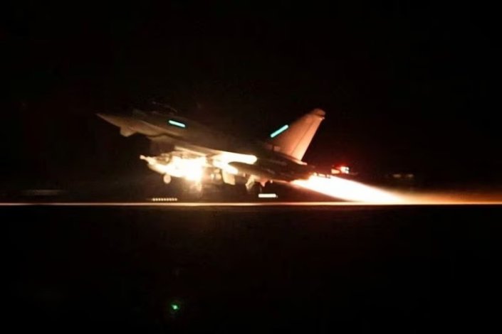 Um avião Typhoon da Royal Air Force (RAF) britânica levanta voo da base aérea de Akrotiri, no Chipre, para participar nos ataques contra o Iémen, a 12 de Janeiro de 2024 