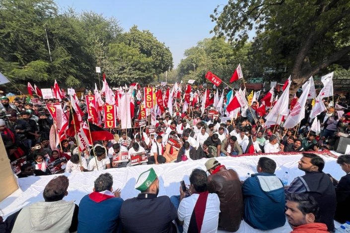 Milhares de estudantes manifestaram-se em Déli contra o aumento das propinas e em defesa da educação pública, a 12 de janeiro de 2024 
