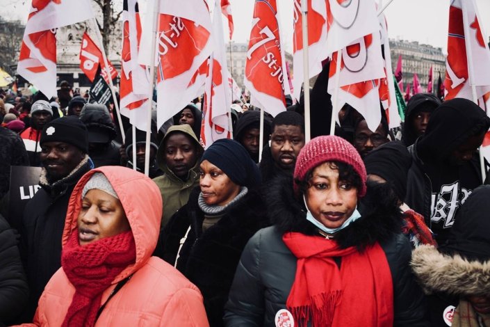 «Viemos para França para trabalhar, não somos deliquentes», afirmou-se este domingo, 14 de Janeiro de 2024, em Paris, numa manifestação contra a lei da imigração que juntou milhares de pessoas 