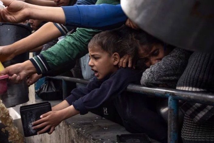 Palestinianos à espera de comida em Rafah, no Sul da Faixa de Gaza 