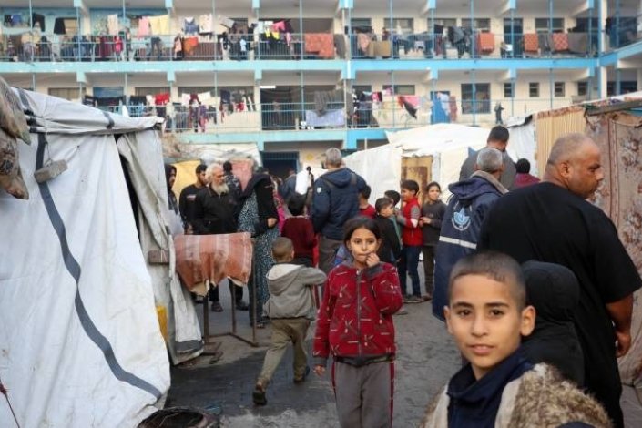 Pessoas deslocadas no interior de uma escola da UNRWA transformada em centro de acolhimento