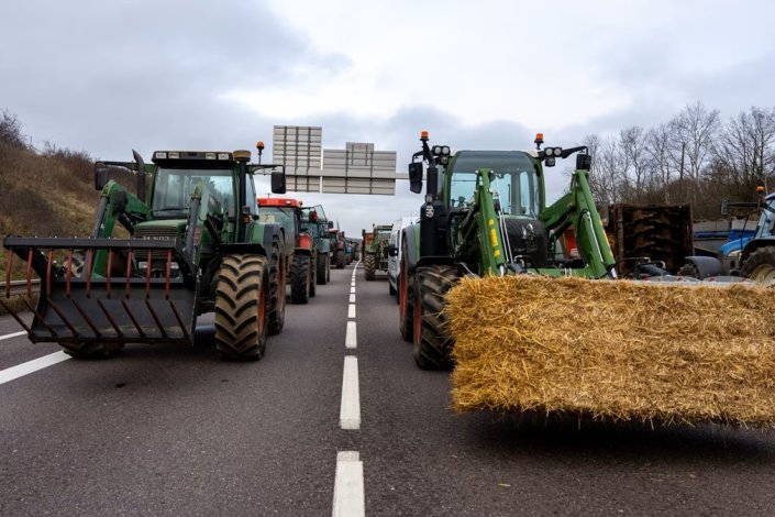 Agricultores franceses bloqueiam a autoestrada A31, a 25 de Janeiro de 2024