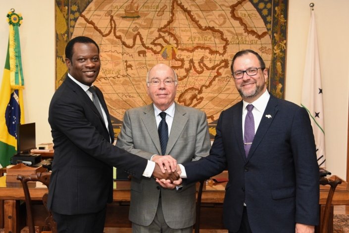 Os ministros dos Negócios Estrangeiros da Guiana, Hugh Todd (esq.), do Brasil, Mauro Vieira (cen.), e da Venezuela, Yván Gil (dir.), no Palácio Itamaraty