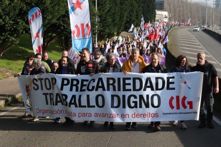 Depois de participarem numa ssembleia, centenas de delegados da CIG manifestaram-se pelas ruas de Compostela, contra a precariedade e em defesa da negociação colectiva