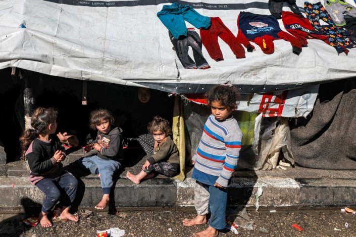 Crianças palestinianas num abrigo em Rafah, no Sul da Faixa de Gaza, a 8 de Fevereiro de 2024