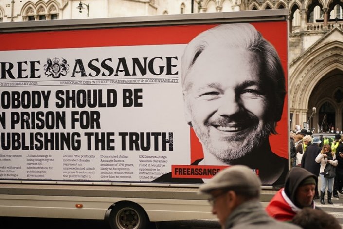 Apoiantes de Julian Assange junto ao tribunal, em Londres, durante a audiência de dois dias sobre o caso de extradição do fundador do WikiLeaks, a 20 de Fevereiro de 2024