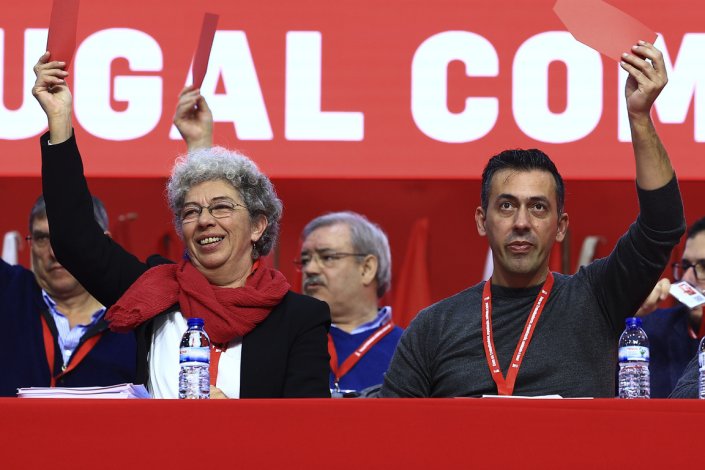 Isabel Camarinha, secretária-geral cessante, e o nome proposto para novo secretário-geral da CGTP-IN, Tiago Oliveira, durante a sessão de abertura do 15.º Congresso da CGTP-IN: “Com os Trabalhadores, Organização, Unidade e Luta! Garantir Direitos, Combater a Exploração - Afirmar Abril por um Portugal com Futuro. Seixal, 23 de Fevereiro de 2024