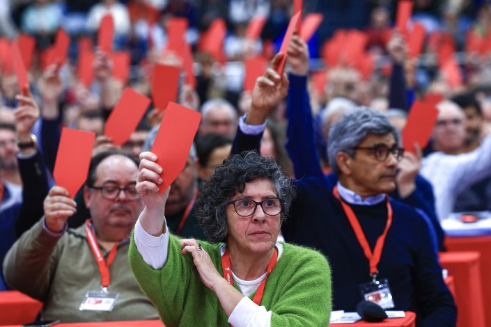 720 delegados, a representar muitos milhares de trabalhadores de centenas de empresas de todos os sectores de actividade em Portugal, participam hoje, 23 de Fevereiro de 2024, no XV Congresso da CGTP-IN. Tiago Oliveira, mecânico, de 43 anos, deverá substituir Isabel Camarinha no cargo de secretário-geral da mais representativa central sindical do país. Seixal