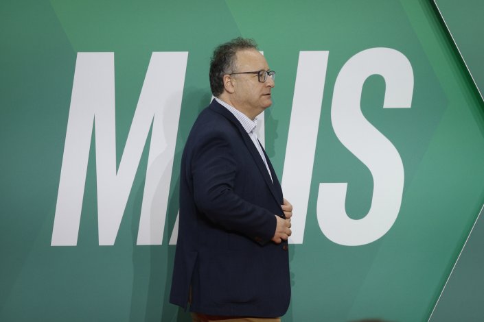 Francisco Assis, cabeça de lista do PS ao distrito do Porto nas próximas Eleições Legislativas de 2024 e grande defensor de entendimentos entre o Partido Socialista e o PSD (que, segundo este mesmo PS, estará a preparar acordos secretos com o CH), prepara-se para intervir num almoço no Centro de Desporto e Congressos de Matosinhos, Porto, 25 de Fevereiro de 2024, na inauguração oficial da campanha.