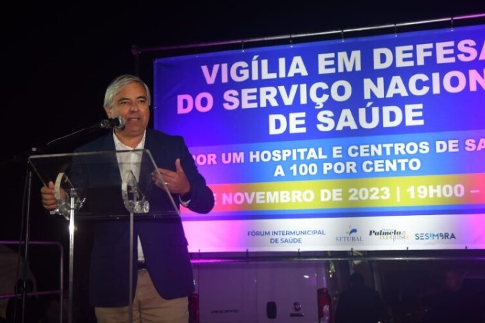 Francisco Jesus, presidente da Câmara Municipal de Sesimbra (CMS), participa numa vigília de protesto junto ao Hospital de São Bernardo, em Setúbal, na noite de 17 de Novembro de 2023, exigindo o reforço do SNS.