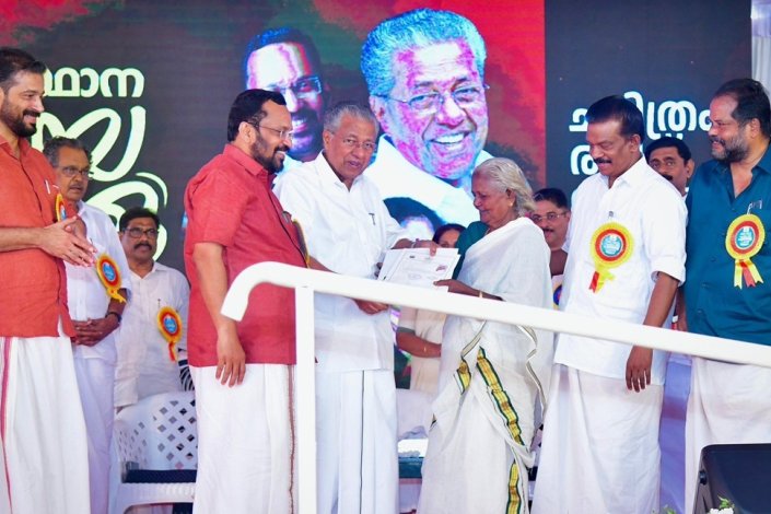 O ministro-chefe de Kerala, Pinarayi Vijayan, entrega títulos de propriedade em Thrissur 