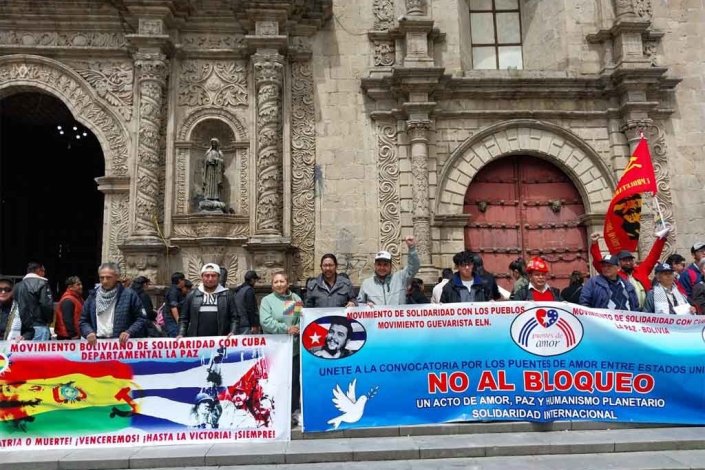 Cubanos residentes em La Paz e bolivianos numa acção contra o bloqueio imposto por Washington à Ilha, a 25 de Fevereiro de 2024 