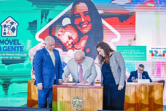 No Palácio do Planalto, em Brasília, Lula da Silva assina, a 26 de Fevereiro de 2024, o decreto que institui o Imóvel da Gente – Programa de Democratização de Imóveis da União