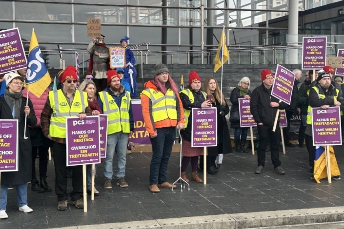 Trabalhadores e activistas sindicais participam numa concentração fremte ao Senedd, em Cardiff, contra os cortes na Cultura, a 27 de Fevereiro de 2024