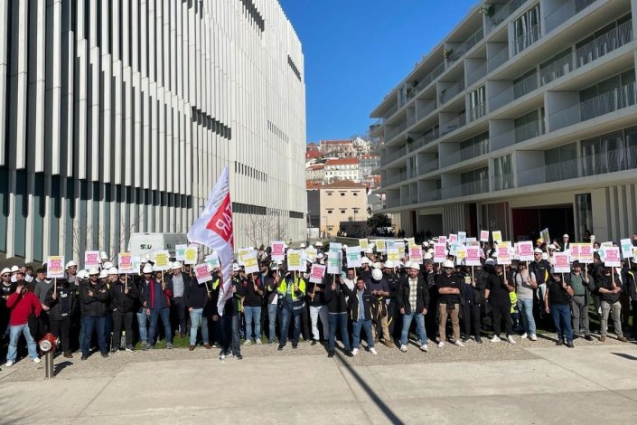 Concentração de trabalhadores junto à sede da EDP, em Lisboa, a 24 de Janeiro de 2024