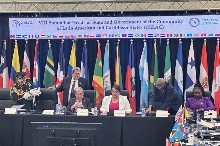 A presidente das Honduras, Xiomara Castro, ao lado de António Guterres, secretário-geral da ONU, no decorrer da VIII Cimeira da Celac