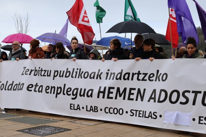 Concentração pelo reforço dos serviços públicos em Donostia 