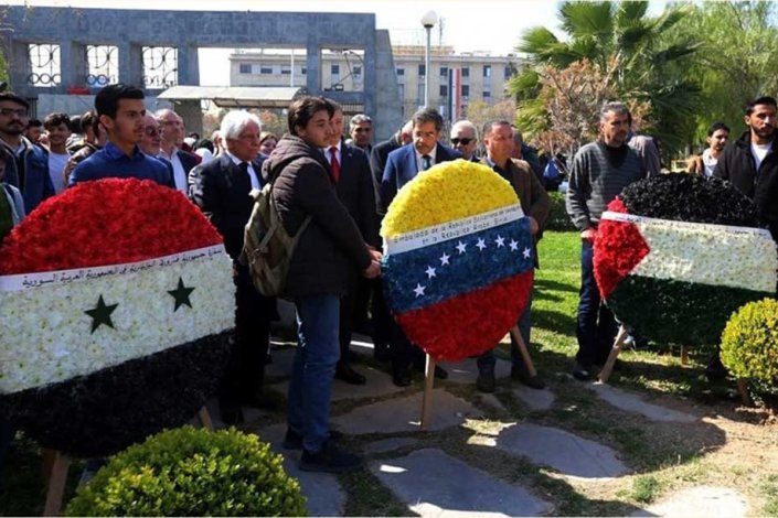 Homenagem a Chávez no jardins da Universidade de Damasco, a 5 de Março de 2024 