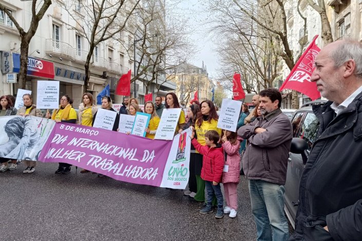 Uma delegação da CDU, com a presença do candidato António Filipe, participou na acção de protesto, em frente ao Ministério da Saúde, das enfermeiras discriminadas por exercerem o seu direito à parentalidade. 8 de Março de 2024, Lisboa