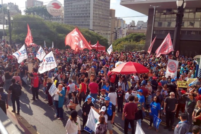 Cerca de 3000 trabalhadores do Município de São Paulo participaram num plenário em que todas as propostas dos sindicatos foram aprovadas por unanimidade 