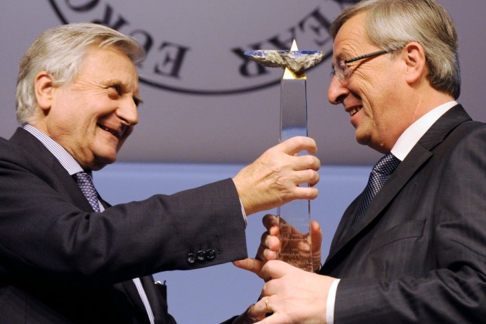 O presidente da Comissão Europeia, Jean-Claude Juncker (à direita), recebe o prémio «Banqueiro Europeu do Ano de 2008», das mãos do então presidente do Banco Central Europeu, Jean-Claude Trichet