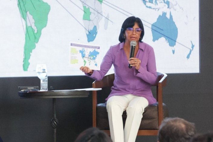 A vice-presidente da Venezuela a intervir, a 11 de Março de 2024, no seminário que teve lugar em Santa Cruz (Bolívia) 