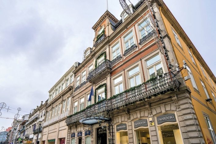 Fachada do Grande Hotel do Porto, na rua de Santa Catarina