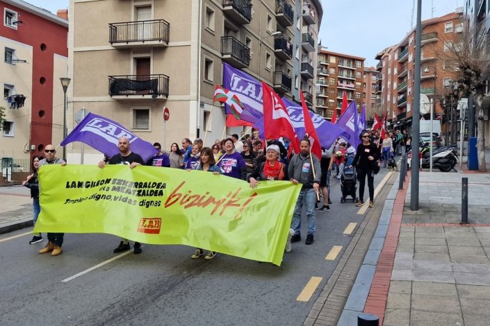 Centenas de pessoas manifestaram-se em Sestao (Biscaia), este domingo, contra a estratégia neoliberal, concebida por PNV e PSOE, de destruição do tecido industrial e de implementação de um modeleo de precariedade e baixos salários sobretudo ligado ao sector dos serviços 