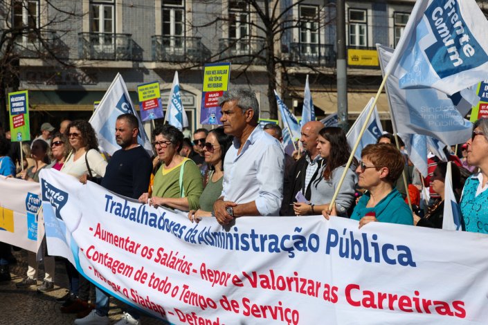 A Frente Comum de Sindicatos da Administração Pública (Frente Comum/CGTP-IN) realizou hoje, 19 de Março de 2024, um protesto em Lisboa, reivindicando o aumento imediato dos salários e a resposta à Proposta Reivindicativa Comum. 