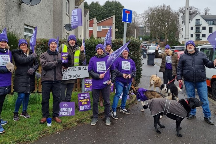 Piquete de greve dos docentes do Dundee & Angus College, a 11 de Março de 2024, no contexto da luta por «salários justos» que prossegue esta semana, depois de 18 meses sem acordo