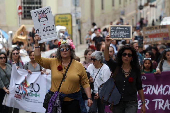 Milhares de pessoas participaram hoje, 23 de Março de 2024, na manifestação nacional «Mulheres de Abril somos! Com igualdade temos futuro!», convocada pelo Movimento Democrático de Mulheres (MDM): «com a nossa força e determinação, recusamos voltar atrás!». <br /><br /> 