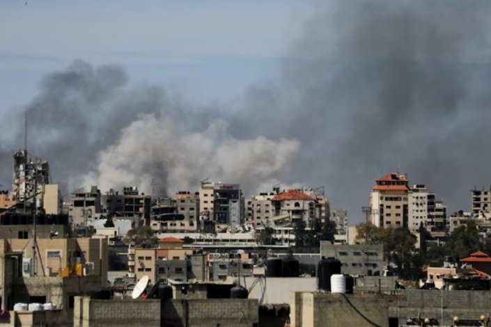 Fumo resultante dos ataques israelitas à imediações do Hospital al-Shifa, na Cidade de Gaza, a 21 de Março de 2024; o complexo hospitalar é assediado há oito dias