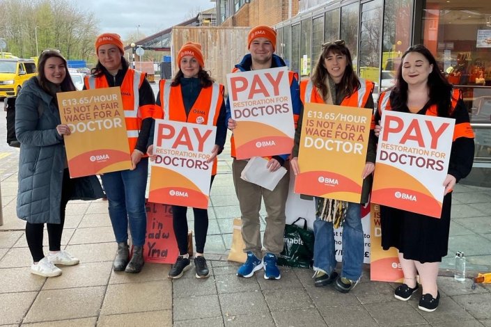 Piquete de greve de jovens médicos no País de Gales, a 25 de Março de 2024