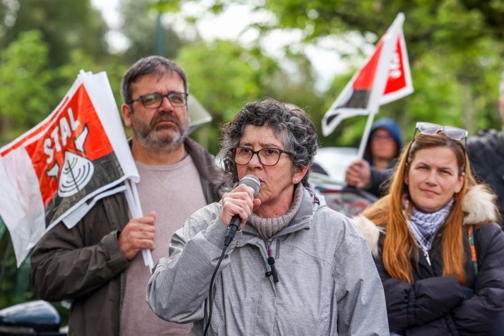 Cristina Torres, presidente do Sindicato Nacional dos Trabalhadores da Administração Local (STAL/CGTP-IN), participou numa acção de protesto realizada hoje, 1 de Abril de 2024, para exigir a aplicação do suplemento de penosidade e insalubridade a todos os que têm direito, junto à sede da Associação Nacional de Municípios Portugueses (ANMP), em Coimbra.