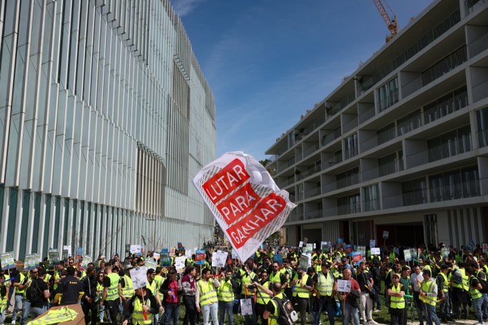 Concentração de trabalhadores em greve do Grupo EDP, convocada hoje, 10 de Abril de 2024, pela Fiequimetal/CGTP-IN, enquanto decorre a Assembleia Geral de accionistas da empresa na sede em Lisboa. Nesta assembleia vai ser aprovado um aumento de 15% para a administração que contrasta com o aumento de 3%, abaixo da inflação, para os já salários baixos dos trabalhadores.