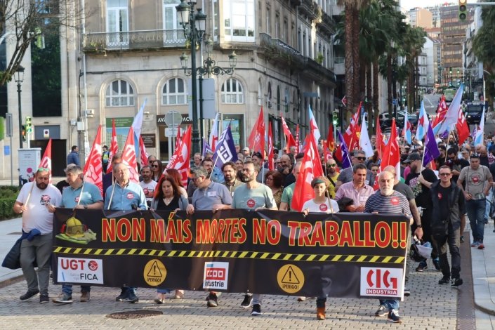 Exigindo medidas urgentes em matéria de seguranaça e prevenção de acidentes no local de trabalho, centenas de pessoas manifestaram-se em Vigo sob o lema «Mais mortes no trabalho não»