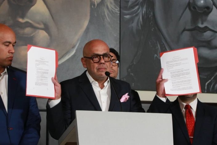 Numa conferência de imprensa em Caracas, a 17 de Abril de 2024, Jorge Rodríguez, presidente da AN, mostra os memorandos de entendimento firmados com os EUA, para denunciar que Washington, ao manter as sanções, não cumpre o que assumiu