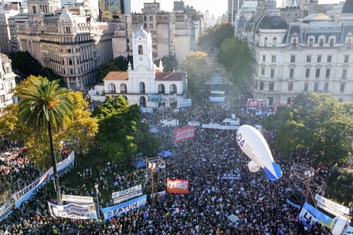 Em Buenos Aires, mais de 800 mil pessoas mobilizaram-se, esta terça-feira, no âmbito da Marcha Federal Universitária