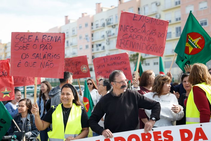 Trabalhadores da Izidoro (Grupo Montalva) protestam em frente à empresa durante uma greve. Montijo, 26 de Abril de 2024