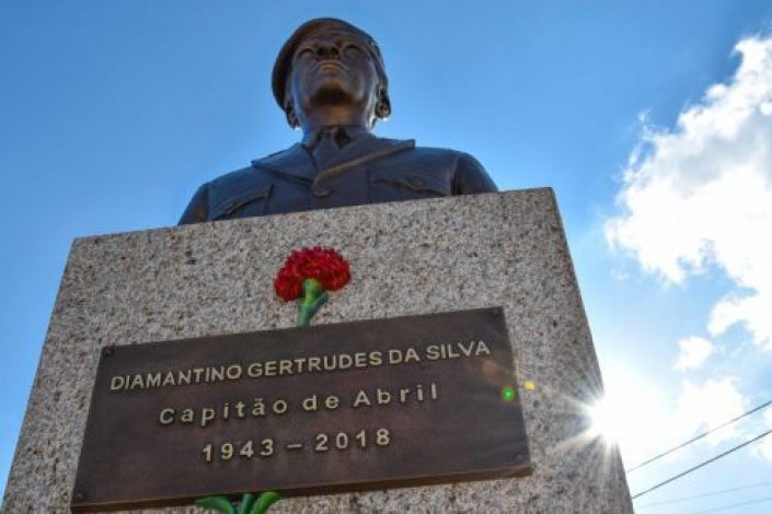 Busto de Diamantino Gertrudes da Silva, capitão de Abril, na vila de Alvite