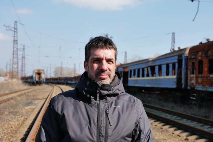 Bruno Amaral de Carvalho perto da estação ferroviária completamente destruída de Mariupol, um episódio descrito no seu livro <em>A Guerra a Leste: 8 Meses no Donbass</em>.