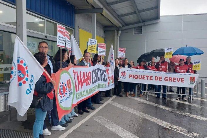 O comércio funcionou hoje, 1 de Maio de 2024, a meio-gás. A adesão dos trabalhadores à greve convocada pelo Sindicato dos Trabalhadores do Comércio, Escritórios e Serviços de Portugal (CESP/CGTP-IN) forçou várias lojas e supermercados a fechar as portas ou parte dos serviços. Em Matosinhos, a Makro conseguiu abrir a loja ao substituir os trabalhadores em greve: uma prática ilegal.