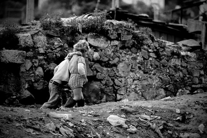 Fotografia de Alfredo Cunha, «Amadora», 1977. Exposição de fotografia «O Tempo de Todas as Perguntas» de Alfredo Cunha, no Centro de Arte e Cultura da Fundação Eugénio de Almeida, em Évora, até 6 de outubro