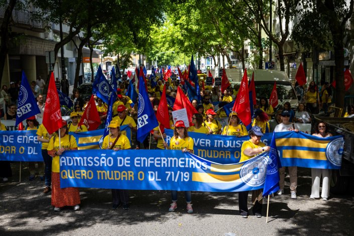 Dezenas de enfermeiros estiveram hoje, 10 de Maio de 2024, concentrados à frente do Ministério da Saúde, em dia de greve nacional, convocada pelo Sindicato dos Enfermeiros Portugueses (SEP/CGTP-IN). Estes profissionais de saúde exigem o início do processo negocial, que o Governo PSD/CDS-PP relegou para daqui a várias semanas. Lisboa