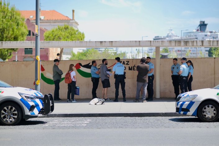 Abordagem policial impede pintura de mural sobre a Palestina horas antes de manifestação em solidariedade em Lisboa.