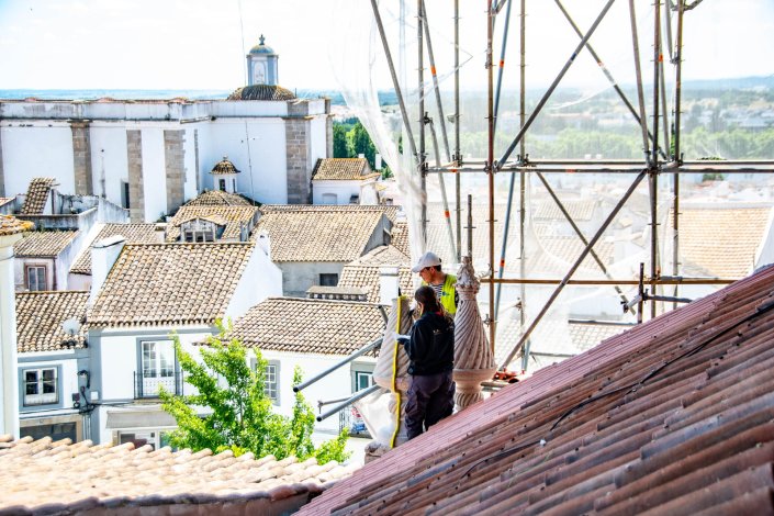 Trabalhador instala telhas solares fotovoltaicas no telhado do Palácio dos Condes de Sortelha, nos Paços do Concelho da Câmara Municipal de Évora 