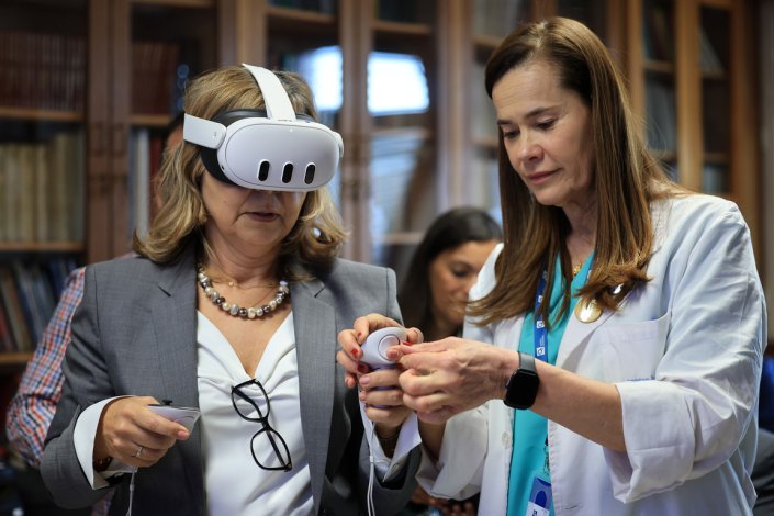 Ana Paula Martins, ministra da Saúde do Governo PSD/CDS-PP, usa ocúlos de realidade virtual durante a sua visita ao Hospital de Santo António, no Porto, para não ter de ver os verdadeiros problemas que o SNS enfrenta