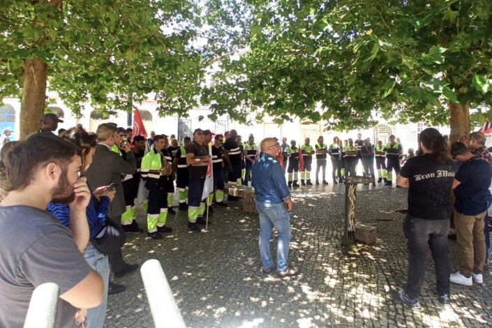 Protesto dos trabalhadores da higiene urbana da Junta de Freguesia de Arroios, convocado pelo STML/CGTP-IN.